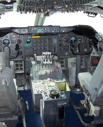 Poste de pilotage du Boeing 747