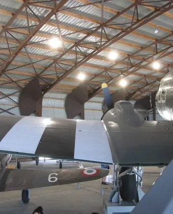 C-47 aux bandes noires et blanches du Débarquement