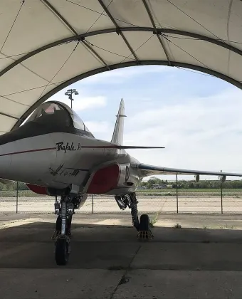 Prototype Rafale A sous un abri en arche
